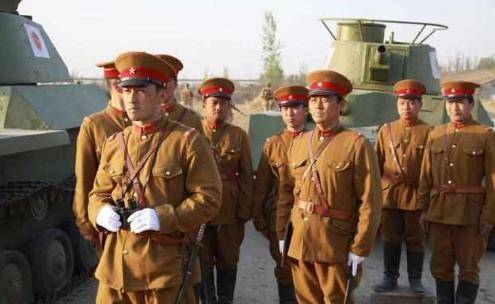 日军的军旗,是由日本天皇,亲自颁发诏书授予的,只有成建制的步兵联队