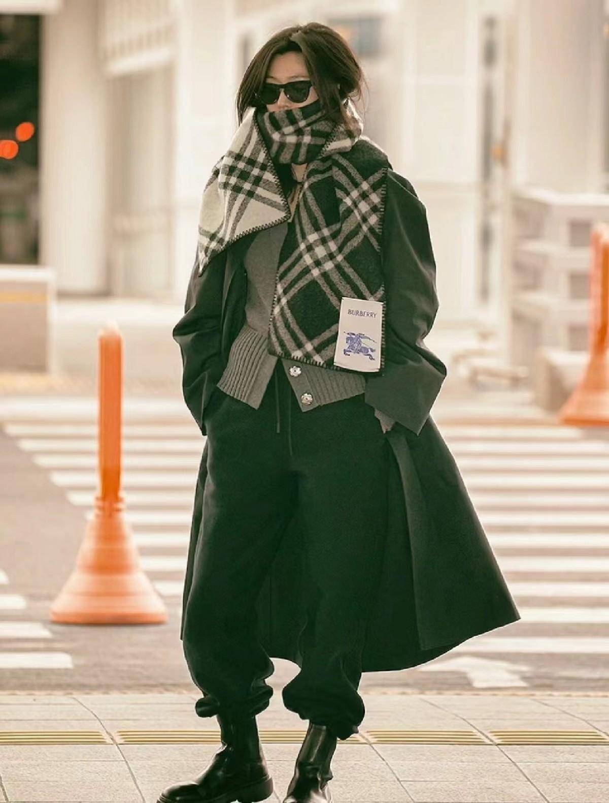 全智贤作为burberry的代言人,最近每年都会参加品牌的时装周大秀,作为