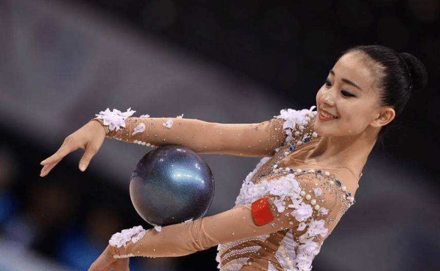 张豆豆的挺胸照爆红后,因发育太快被迫退役,为当教练拒入娱乐圈_体操