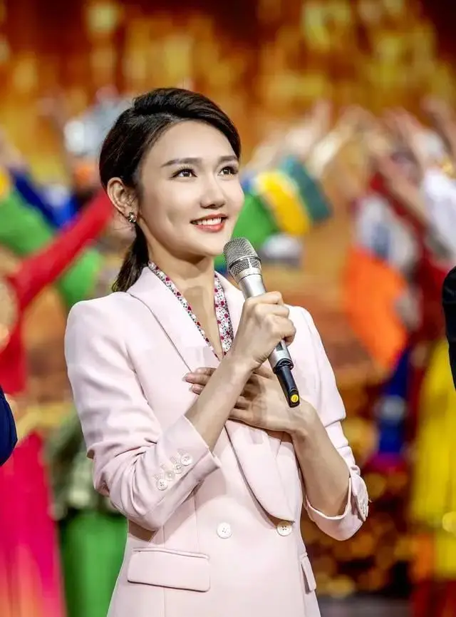 龙洋,质疑声不断,她却用努力来证明自己,再上龙年春晚主持阵容_工作