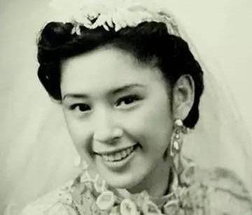 她有显赫的家世和貌美的容颜,只因错爱一人,晚年和