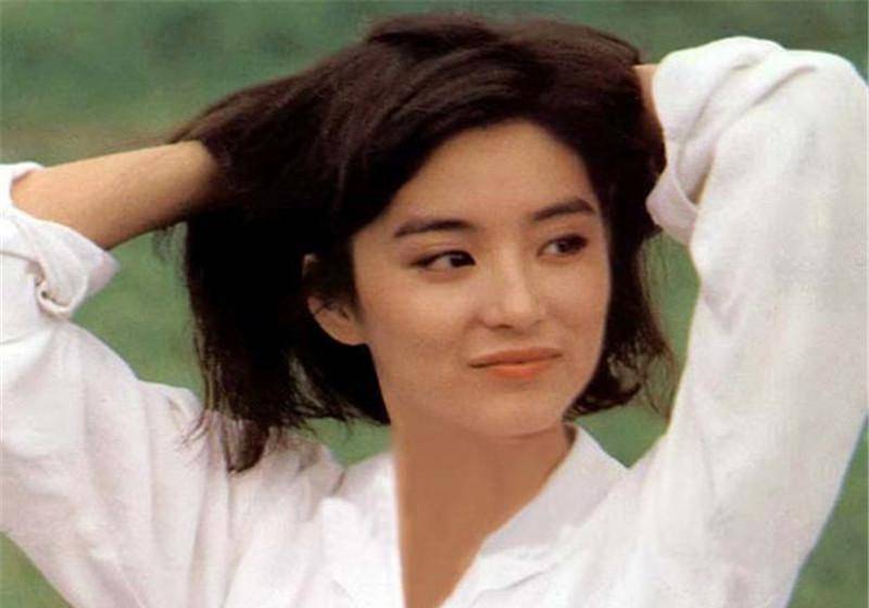 66岁林青霞近照!皮肤细腻气质优雅,与友人聚餐状态年轻有元气.