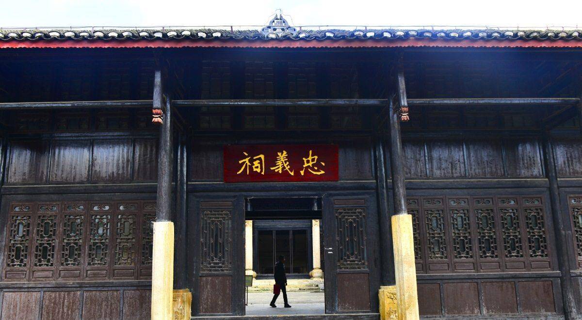 排除了黔军云南讲武系和兴义系旧派人物,而重用以何应钦,谷正伦为首的