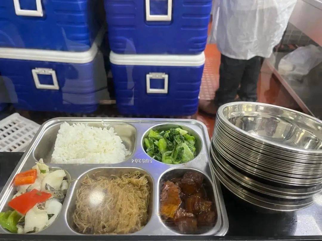 开学第一天,他们来到学校后厨_检查_食堂_食品