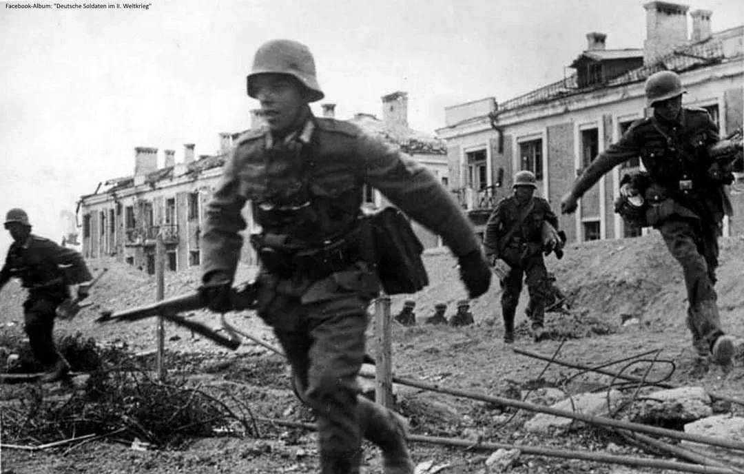 依然抱着多枚手榴弹,滑进底盘下面用钢铁之躯抱住轮胎与苏军同归于尽