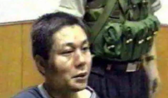 2001年张君走下法庭,含泪签完字后被押赴刑场,枪毙前表情镇静_母亲