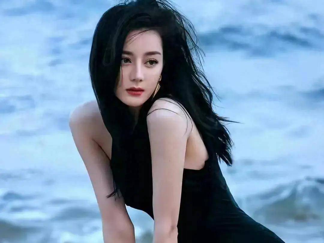 迪丽热巴泳装写真惊艳曝光:性感魅力与自然的完美融合_生活_敬畏_世界