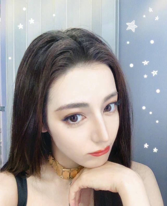 这不实的言论就引来争议了,有粉丝们找出最近迪丽热巴的工作行程图片