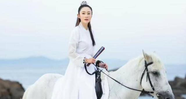 时隔28年,张敏再现经典回眸,引发回忆杀,岁月从不败美人_赵敏_香港