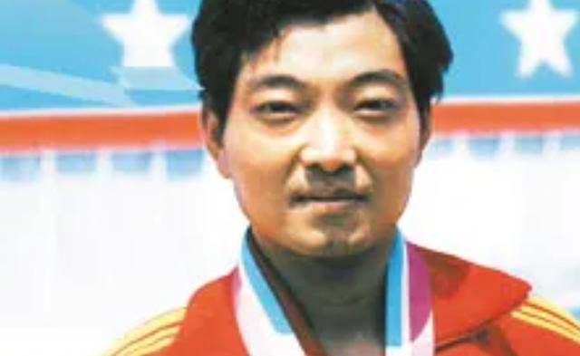 38年前,为中国夺取奥运首金的射击运动员许海峰,如今过得如何?