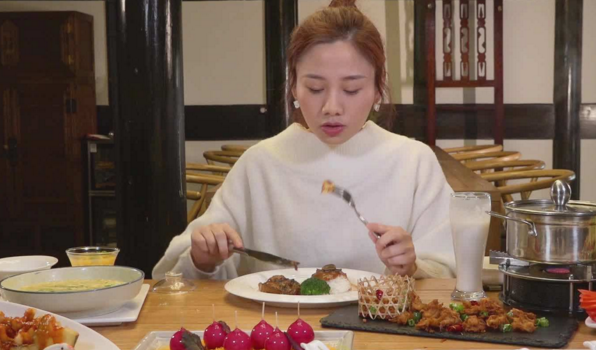 大胃王挑战30斤三文鱼,心疼坏粉丝,切开才知道都是装的!