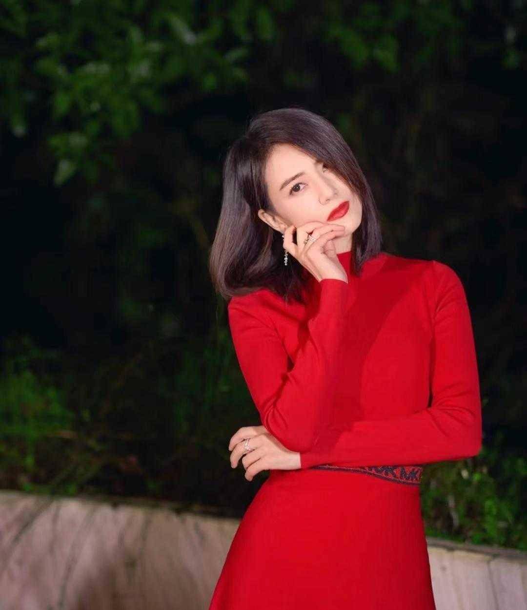 人都会为自己选择大红色的衣服,不过大红色属于那种不太好驾驭的颜色