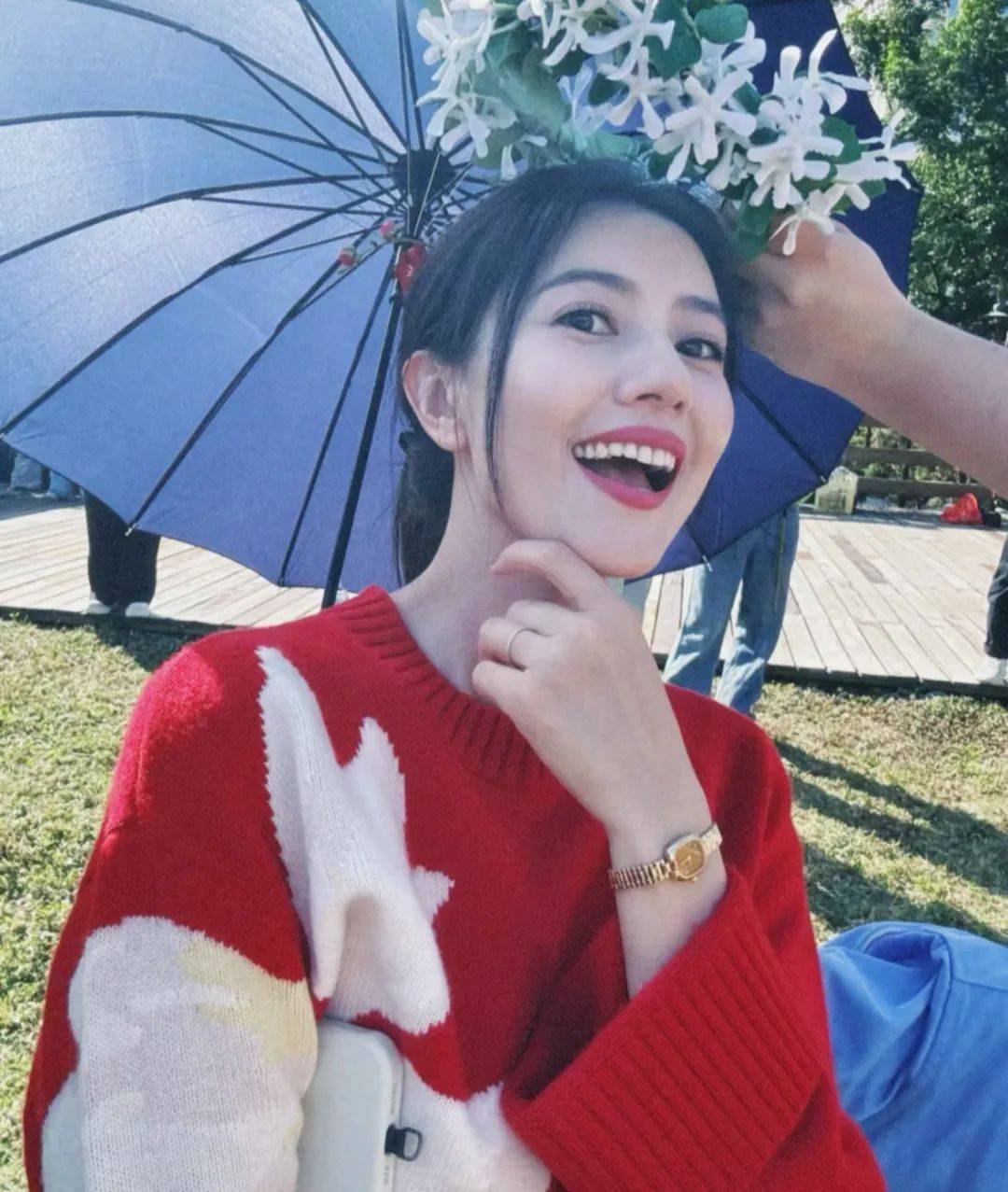 高圆圆在台北被偶遇,独自下楼带娃散步,穿平价衣服未见赵又廷_rhea