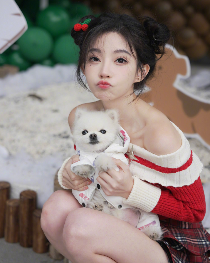 如今的冯提莫依然活跃在直播平台上,她用自己的努力和才华赢得了无数