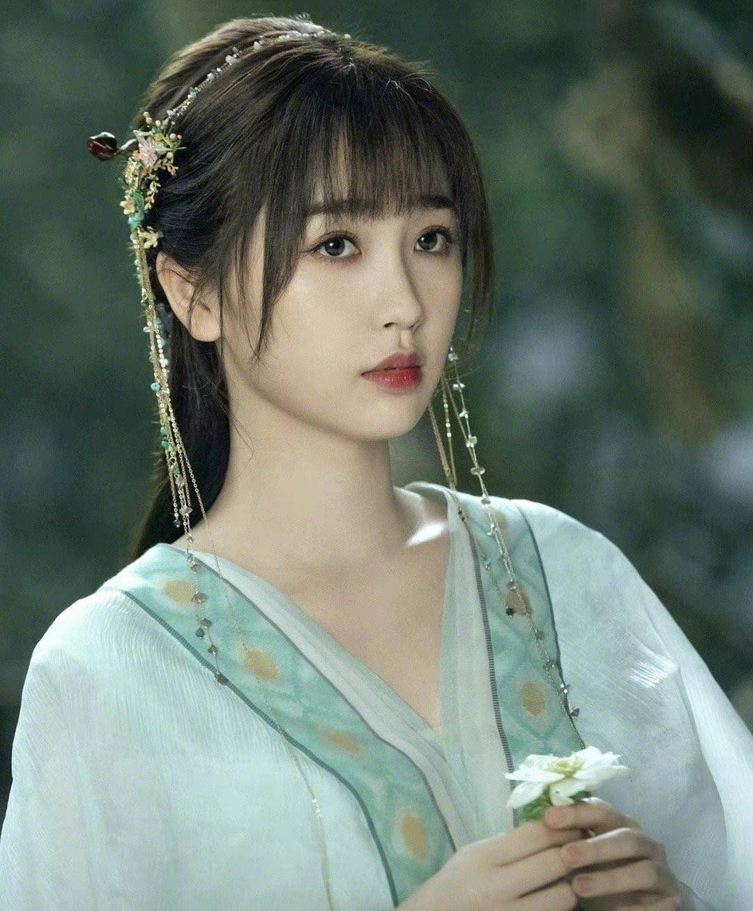 虞书欣《仙剑6》"金属内衣"造型曝光,网友:毫无美感,恶趣味满满