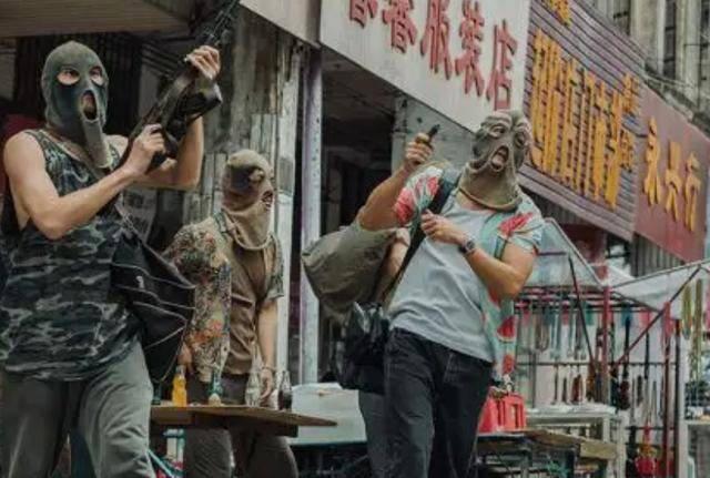 2001年张君走下法庭,含泪签完字后被押赴刑场,枪毙前表情镇静_母亲