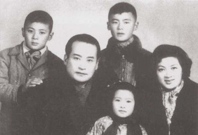 "话剧皇帝"项堃葬礼:不要灵堂不要墓地,六小龄童,卢奇悼念_阮斐_张