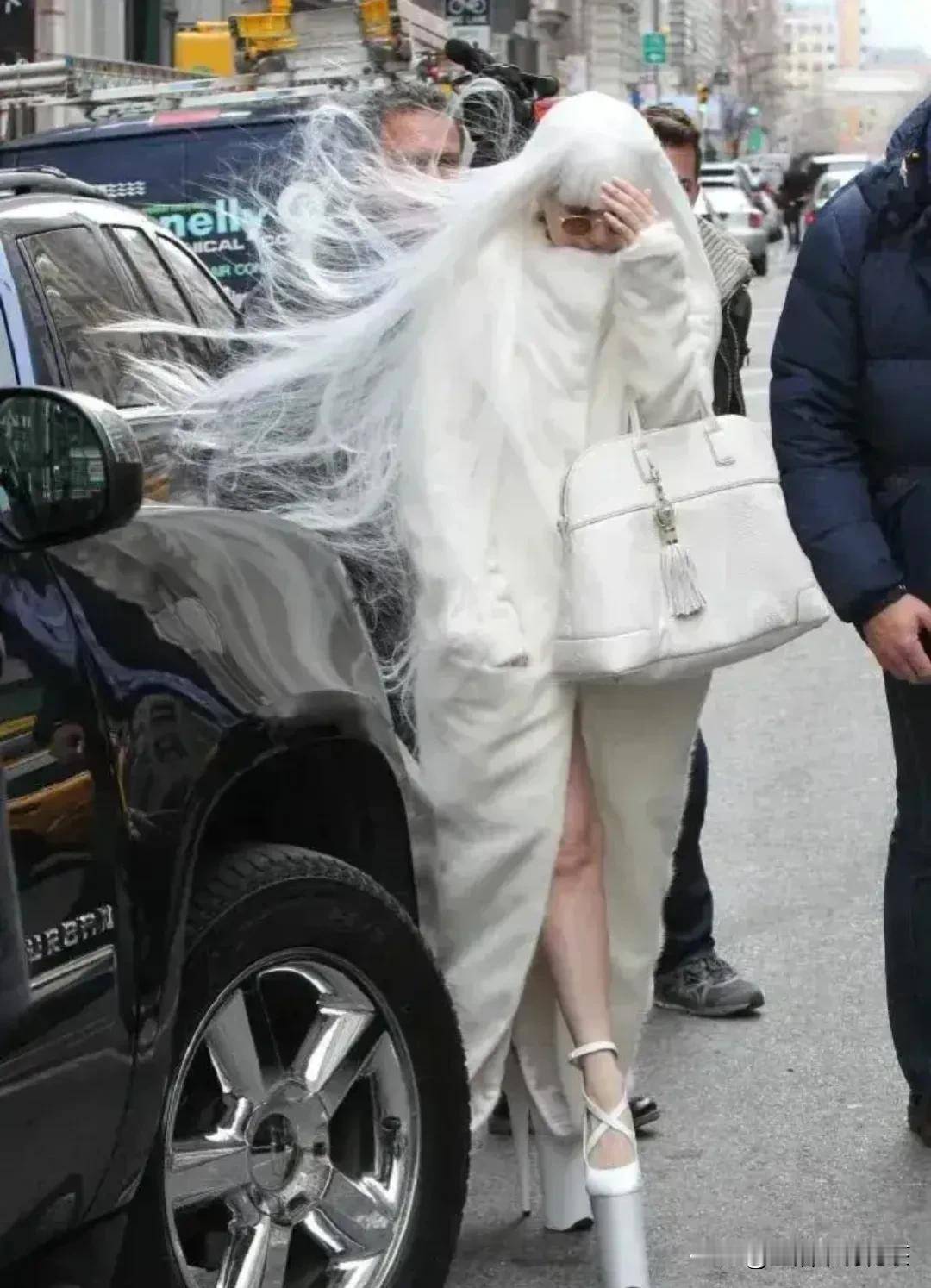 杨颖国外造型曝光,满头白发似魔女,穿20cm恨天高无人扶_头发_网友