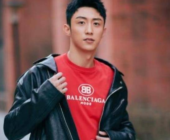 黄景瑜:服务员到当红小生,风光背后的泪水,从不敢在父母面前流_工作
