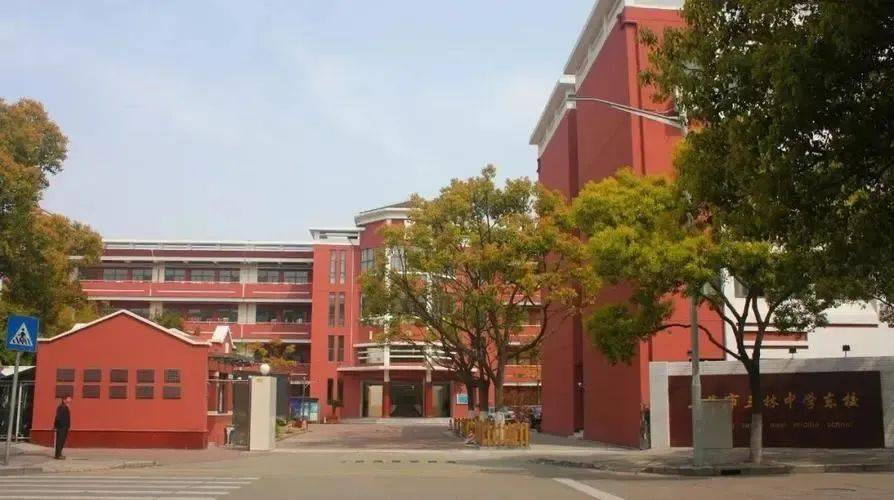 医疗配套:售楼处电话:400-886-1552上海市东方医院南院等;三林不仅