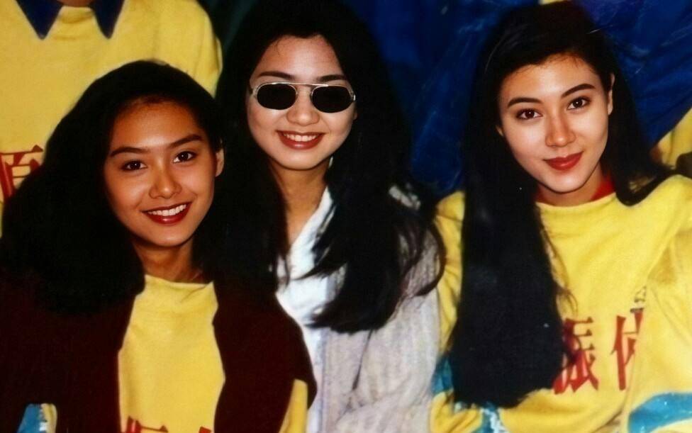 身材娇小脸蛋精致的小美人,和又高又瘦五官更精致立体的李嘉欣合影时