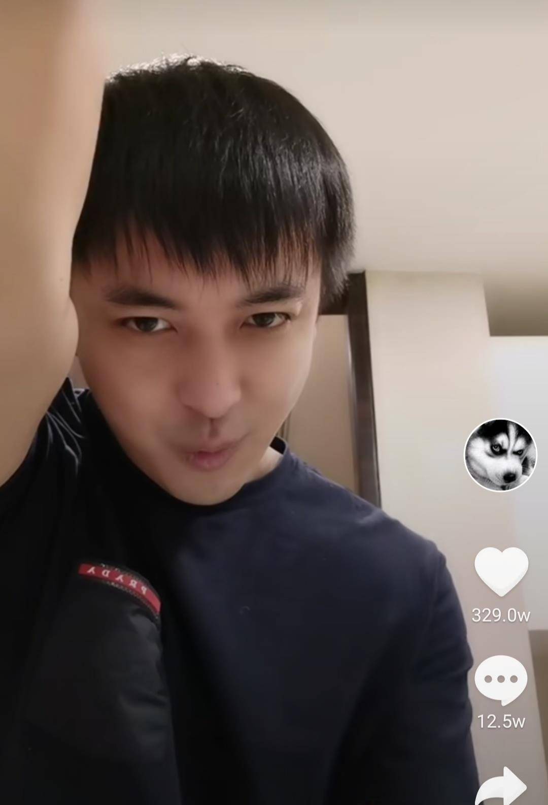 李佳航更新微博简介,仅用2字代替.