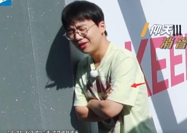 跑男男嘉宾在被窝里被抓出来,睡衣郭麒麟太质朴,蔡徐坤太精致_郑恺