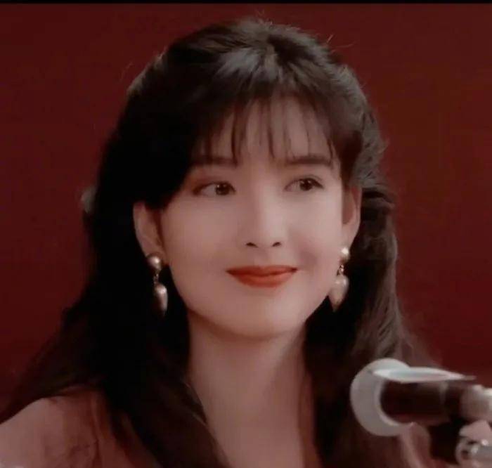 14年后再看"玉女掌门人"周慧敏,屡次被戴帽子的她才不是恋爱脑_陈德彰