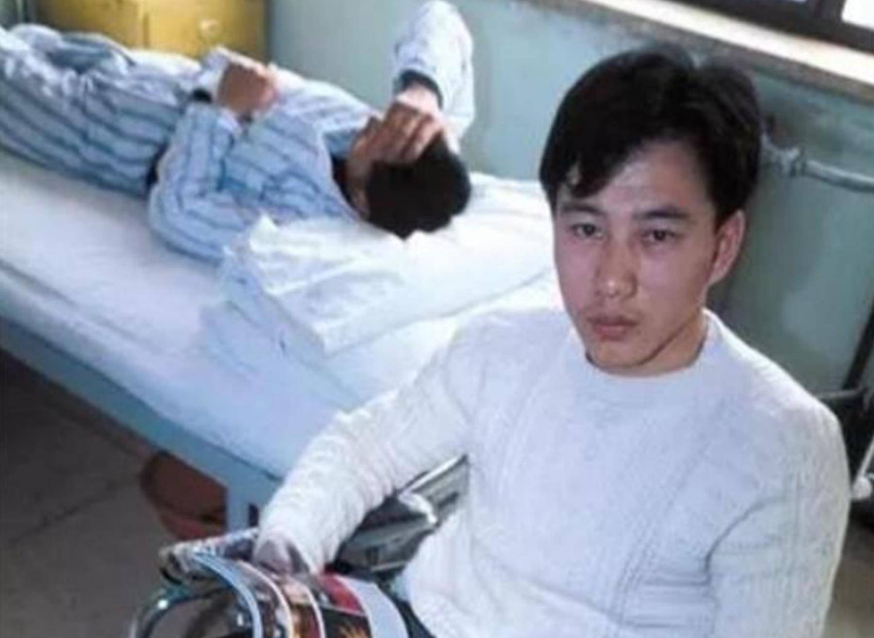 1996年,小伙无意捡到"金属链"致残,幸运收获爱情后