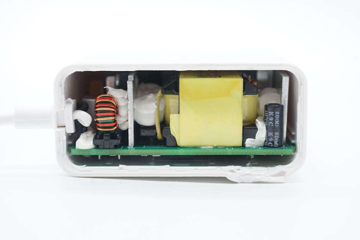 首先沿输出端壳体接缝撬开充电器外壳.