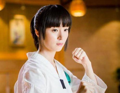 姐姐靠智商,而妹妹却踏入娱乐圈,双胞胎如今差距明显_胡冰卿_的发展