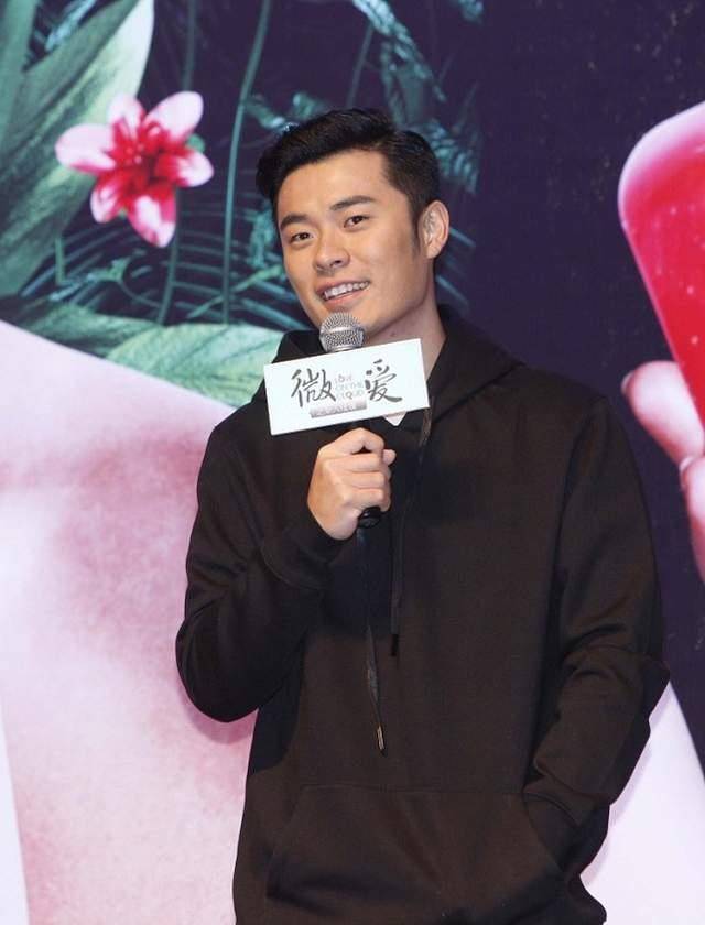 陈赫胖了更有好爸爸样,穿宽松卫衣遮身材,曲线圆滚滚看着挺幸福_运动