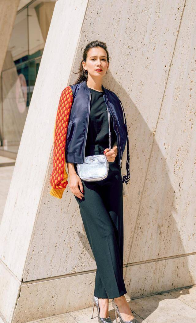 韩庚携娇妻登杂志,34岁卢靖姗穿薄纱秀小蛮腰,身材挺撩人_显得_上衣