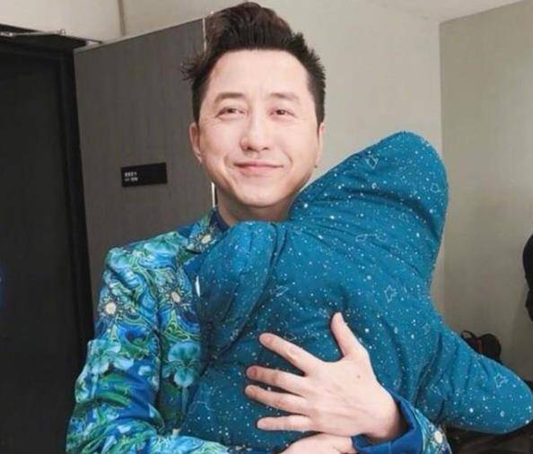 年近六旬庾澄庆现身菜市场,欲重金购豪宅生活,伊能静采访谈前夫_张