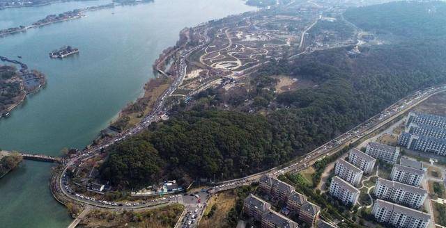 上方山位于苏州市的西南边,临近石湖,是苏州七子山东北支脉.