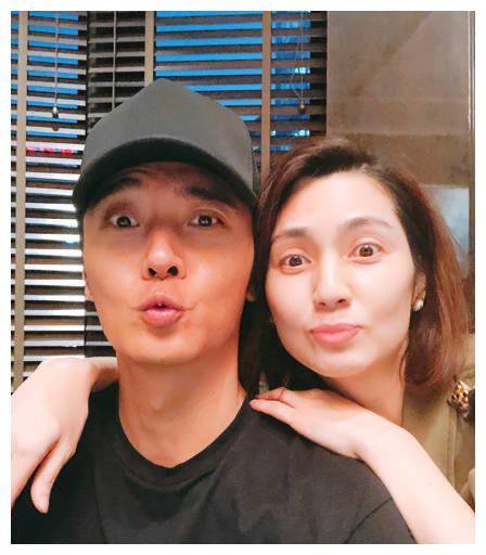 洪欣休闲穿搭曝稀疏头发 脸色憔悴,儿子撞脸莫少聪!_张丹峰_经历_婚姻