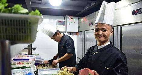 80后厨师撞脸马云,不甘被埋没两度来到西湖举牌:马云,我想见你_新平