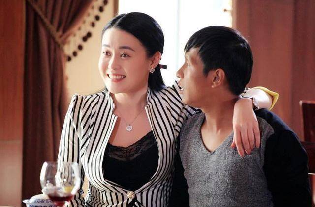 关婷娜:化妆助理当演员,被赵本山一手捧红,身材姣好却至今未婚_父母