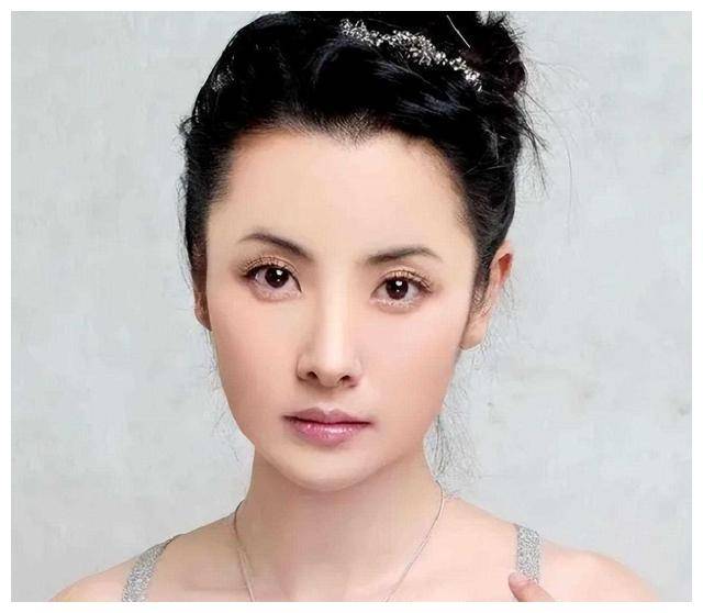 41岁高龄生子,演员杨明娜结婚;离婚3年后,与老公田亮分手.