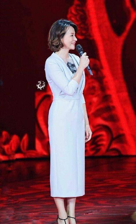董卿真是优雅到骨子里了,穿蓝色连衣裙端庄大气,哪里像是46岁_女性