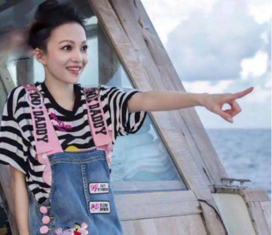 被亲妈卷走1个亿,遭闺蜜落井下石的张韶涵,蛰伏14年后苦尽甘来_父亲