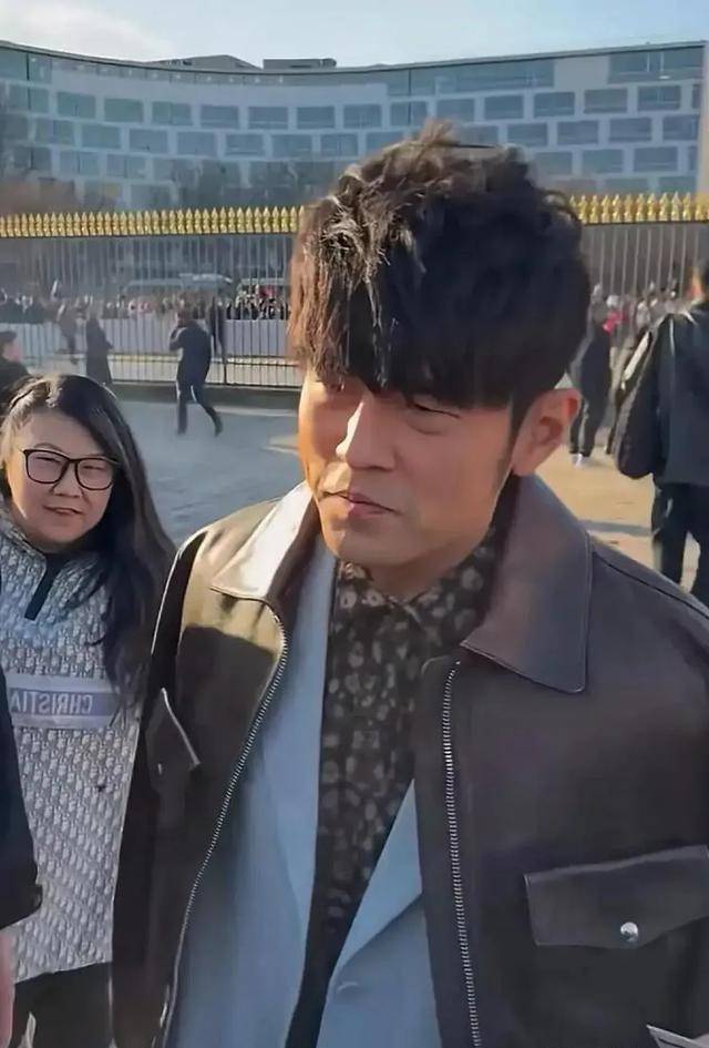 巴黎时装周偶遇周杰伦,本人憔悴眼袋很重,走路外八,穿搭太迷惑_音乐