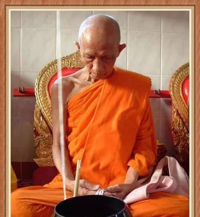 2017年,泰国一高僧去世,遗体存放100天_龙婆_寺庙_父母