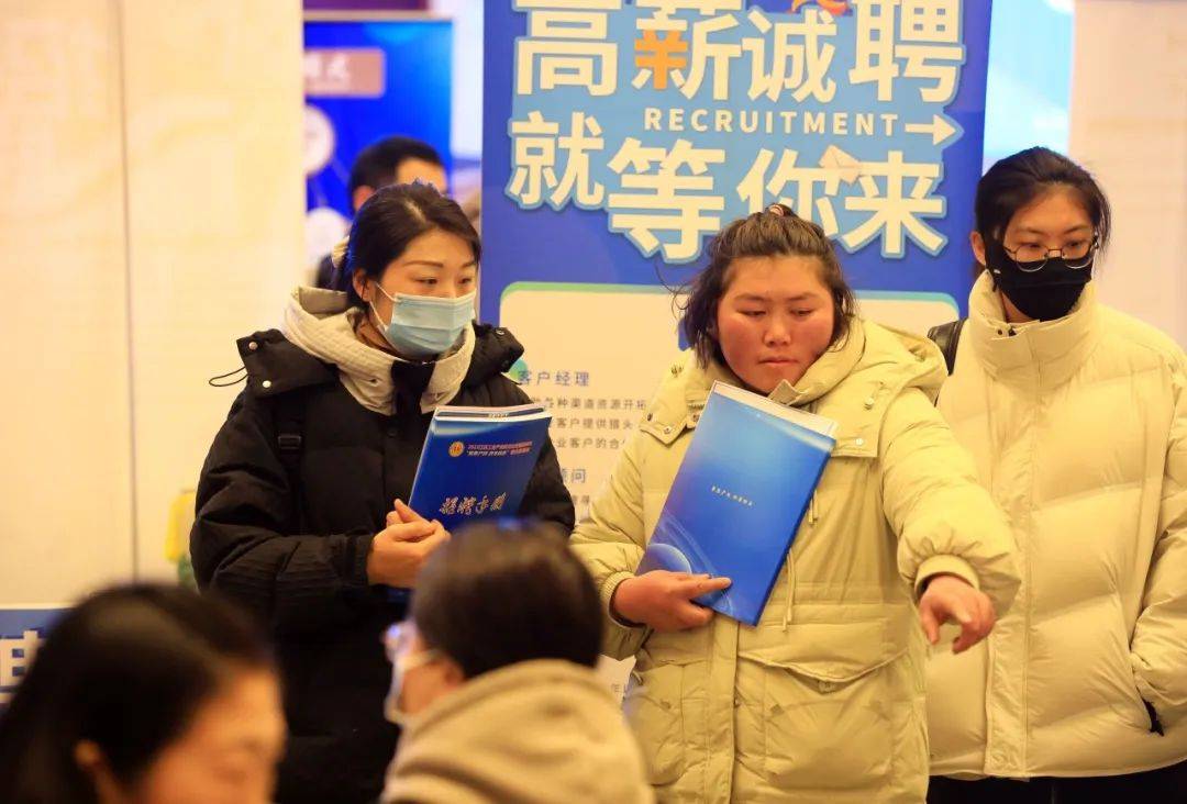 综合招聘会逆向出发 定点"抢人"2月17日,无锡硕放机场迎来返程大客流