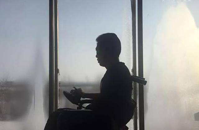 1996年,小伙无意捡到"金属链"致残,幸运收获爱情后