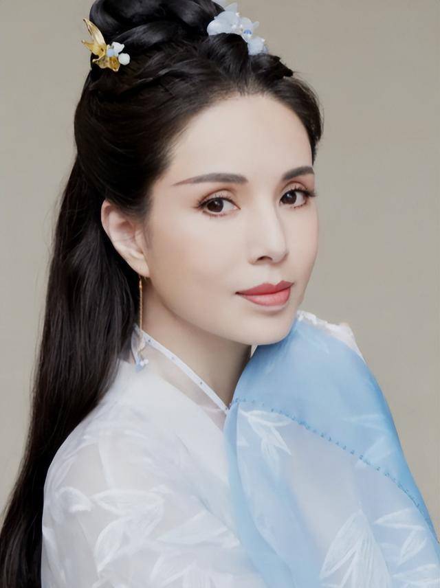 小龙女李若彤穿军大衣赶年集,农村感觉太新鲜,主打入乡随俗_生活_明星