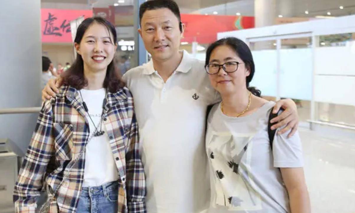 岁浙江女孩为救同学连挡8刀,出院后坦言:我是军二代_崔译文_小梁_梁铭