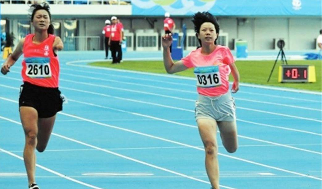 27年了,那个被拾荒老人收养,并供她读书的独臂女孩,如今怎样了_思恩