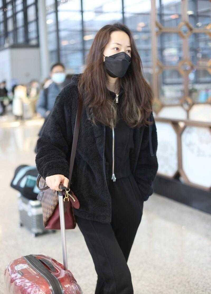 韩雪素颜走机场太会穿了,一身黑色穿搭显瘦又气质,不像38岁