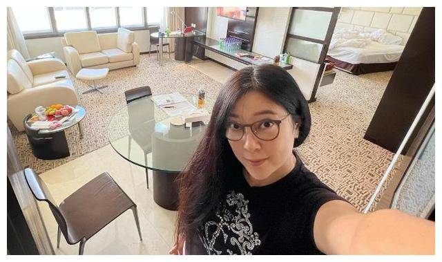 53岁傅明宪:一代"最美郭芙",身价过亿,生活自由,颜值在线_照片_岁月